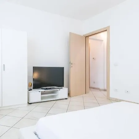 -villa Emily- Parking, Garden & Wi-fi Apartment Pisa